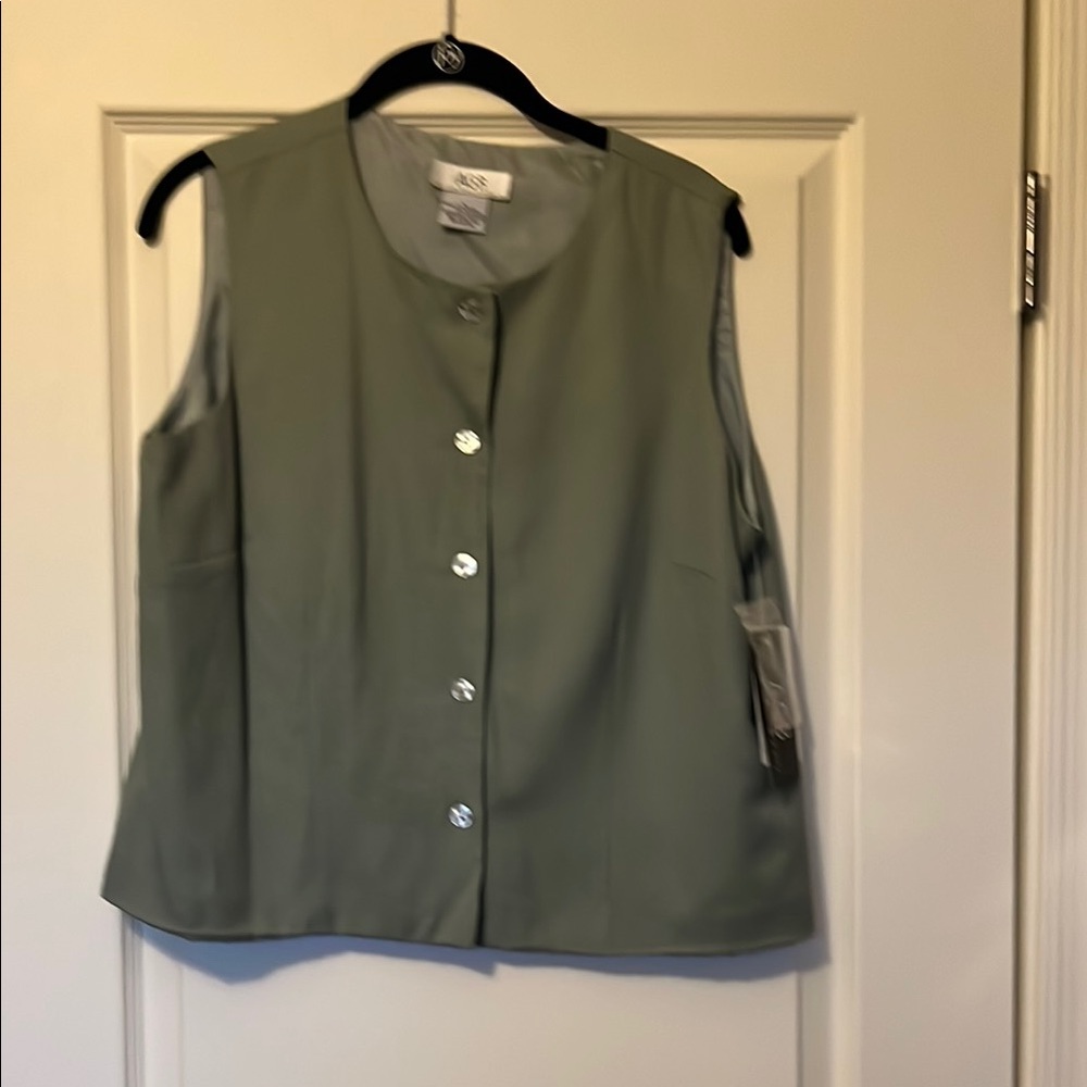 Alia Green Sleeveless Boxy Button Down Top
